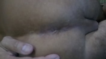 PASSIVO ACARICIANDO O CUZINHO