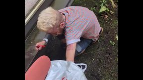 ton petit m&acirc_le alphaen train de jardiner sur un toit dans la ville !!...