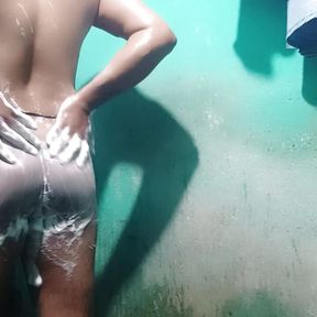 Bathing with pumping and pissing of body