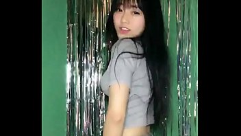 Em M&egrave_o Uplive nhảy sexy tr&ecirc_n livestream