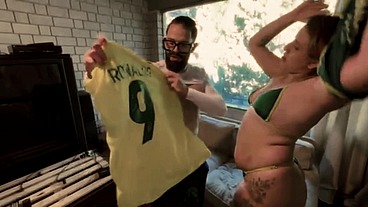 PÓS JOGO DO BRASIL MINHA AMIGA QUIS COMEMORAR ME DANDO A BUCETINHA, DEI MUITO LEITE PRA ELA - EVEZZINI