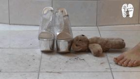 Teddy under Christins high heel Mules