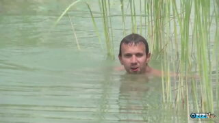 Una pequeña zorra recibe una buena paliza en el culo después de hacérsela una mamada