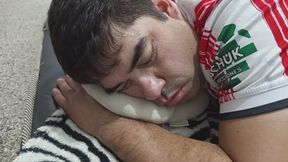 Duerme profundamente y ronca muy fuerte