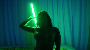 escena de seduccion bajo la luz de neon