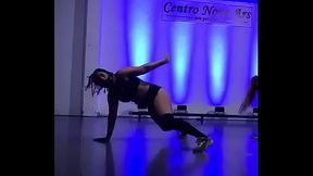 putita sexy moviendo el culo de manera infernal