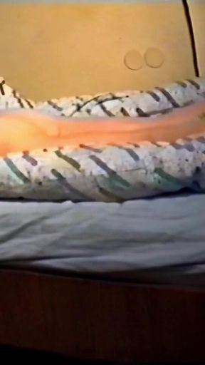 Bed Hump Masturbatit with Eighteen-year-old