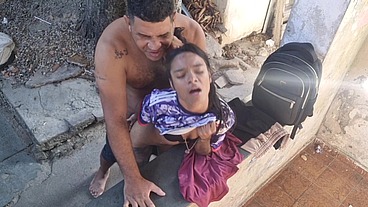 Câmera externa flagra sexo em família, padrasto fode cu da sua pequena enteada no quintal de casa.