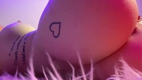 Nice view of a plump butt gal rubbing her pussy naked