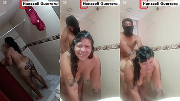 Blanquita tatuada es follada por el vecino. Sexo amateur