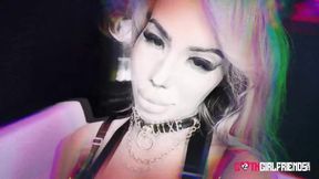 Gothic Goddess Luna Luxe mad gushing vom Pussy Piercing hart gefickt