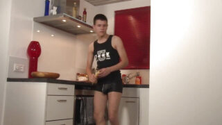 Oral seks, boşalma, üzerine binme, korunmasız seks, penisler – Sam Brooks deri kıyafetler içinde anal seks yapıyor