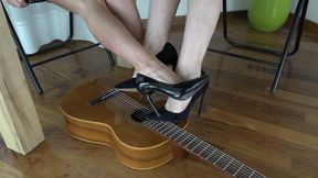 A guitar for two irresistible feet