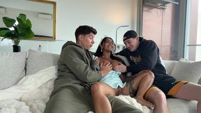 se viene mi amigo a casa y nos corremos en las tetas de mi novia yasmina khan