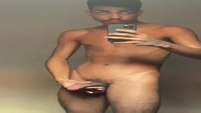 pauzudo em frente ao espelho balancando o pau