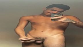 pauzudo em frente ao espelho balancando o pau