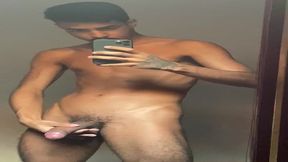 pauzudo em frente ao espelho balancando o pau