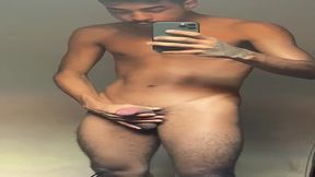 pauzudo em frente ao espelho balancando o pau