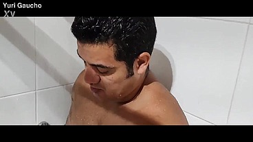 YURI GAÚCHO - Macho bem dotado tomando um banho e gozando