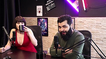 Ela mostra os peitos gostosos enquanto fala das mudanças e a multa por ficar sem sutiã na academia - Lady Snow e Lord Kenobi