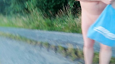 Nylonjunge in heller Feinstrumpfhose und Birkenstocks