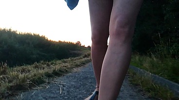 Nylonjunge in heller Feinstrumpfhose und Birkenstocks