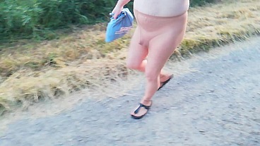 Nylonjunge in heller Feinstrumpfhose und Birkenstocks