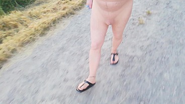 Nylonjunge in heller Feinstrumpfhose und Birkenstocks
