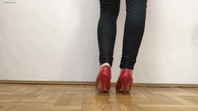 HOSTESS SORE FEET IN VERY HIGH HEELS - MP4 Mobile Version