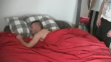 salope style minet se fait doser par un mec masqué car hétéro avec une grsose...