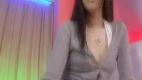 Kyoka Ishiguro en lencería chupando vergas y frotándolas con pies Vídeo 2