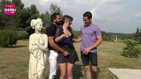 Elle offre sa chatte poilue &agrave_ 2 lascars pour sa premi&egrave_re double vaginale...