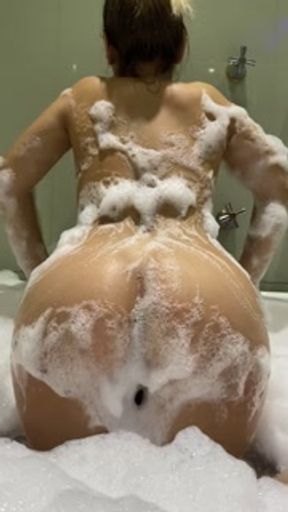 sofi sadgeisha en la bañera toda mojada