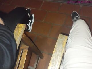 Una mamada abajo de la lluvia hace que uno de nuestros vecinos casi nos descubran