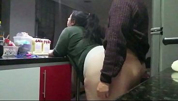 Vecina gordita me llama cuando el marido no esta