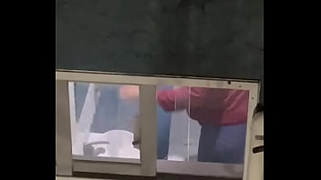 Espiando en el ba&ntilde_o