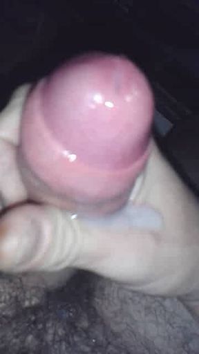 Argentino se Masturba y eyacula bien rico - Auto Filmacion amateur (parte 5)