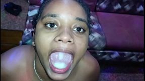 Fez a morena gostosa beber o leite todinho