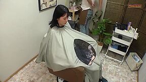 Gns-103 At The Hair Salon, The Upper Half Of The Body Is Being Cut, While The Lower Half Of The Body Is Being Erotically Acted On Under The Cape! 20 Stylish Beauties Are Being Teased