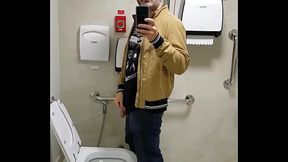 COROA CARIOCA MIJANDO / MATURE MAN FROM RIO,PISSING