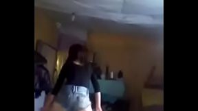chaka bailando y moviendo el culo