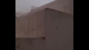 Escucho un gemido, corto pero rico a la par de mi departamento