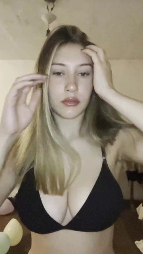 Teen onlyfan shows off her tits