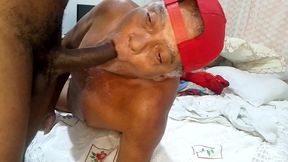 gugu mostra que e corajoso e engole uma rola enorme.