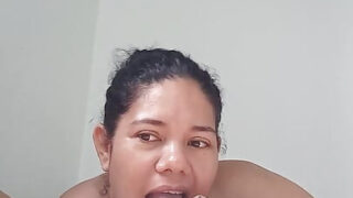 Slutty babe gir en sloppy blowjob før hun får rumpa sin knullet og fylt med en messy creampie