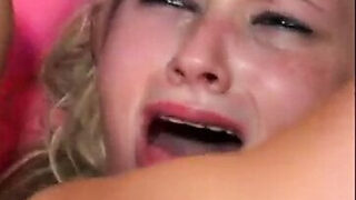 Fille blonde se fait sodomiser