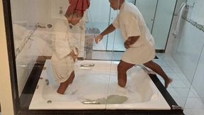 arrastou a gostosa para hidromassagem