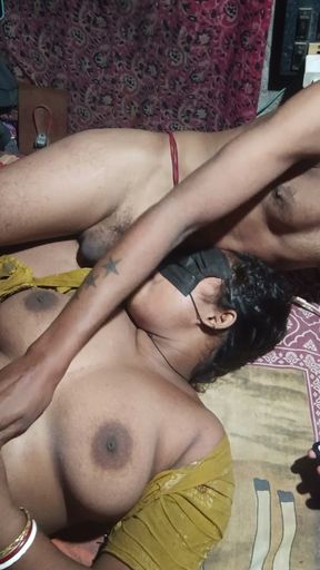 Bhaiya ji bhabhi ko Pani khila raha hai