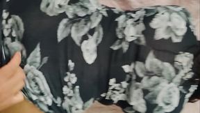 Disfrutando las ricas nalgas de mi mujer con su cachetero a un lado