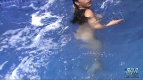 trans rhuanna rodrigues belissima com peitos lindos se exibindo na piscina,punhetando e gozando forte dando a bunda deliciosa para o sexyboy
